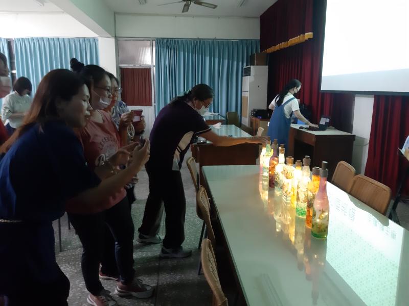 手作酒瓶燈完成了!每個人發揮了潛力及創意完成屬於自己獨一無二的酒瓶燈,一字排開真的好美!學員們也互相觀摩彼此的作品，紛紛拿起手機拍照,等不及為自己的手作品留下紀錄及與家人、朋友分享。