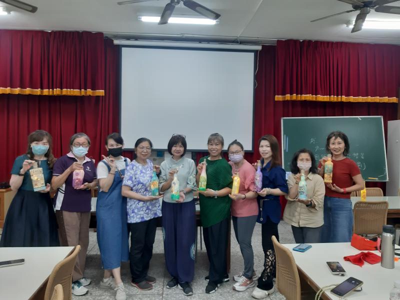 開心的來張大合照留作紀念,學員們都相當感謝講師,因為在講師的教導下每個人彷彿都成了[藝術大師]，完成了如此夢幻又美麗的酒瓶燈，開心的表情溢於言表。