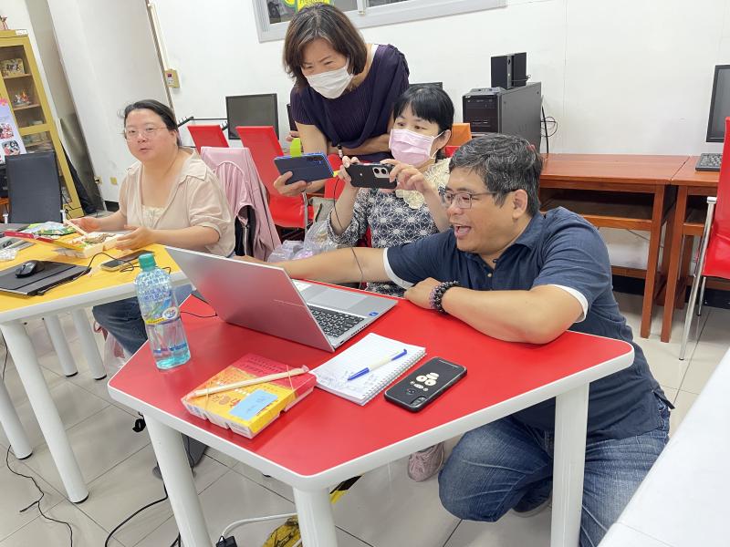 認真筆記的學員