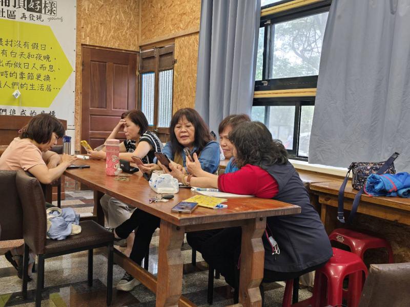 學員互相研究,協助操作