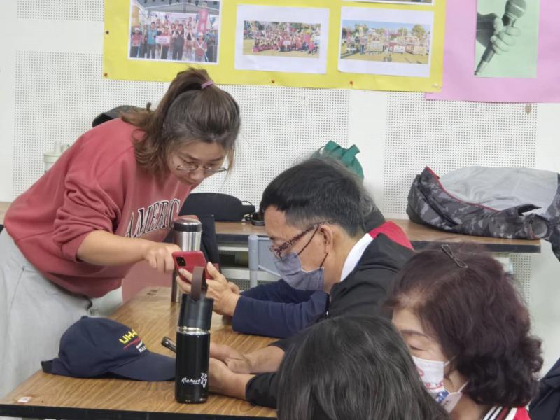 講師協助解決學員卡關問題