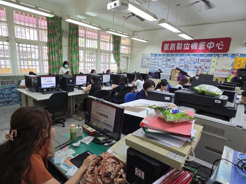 學員認真聽取老師的操作程序。