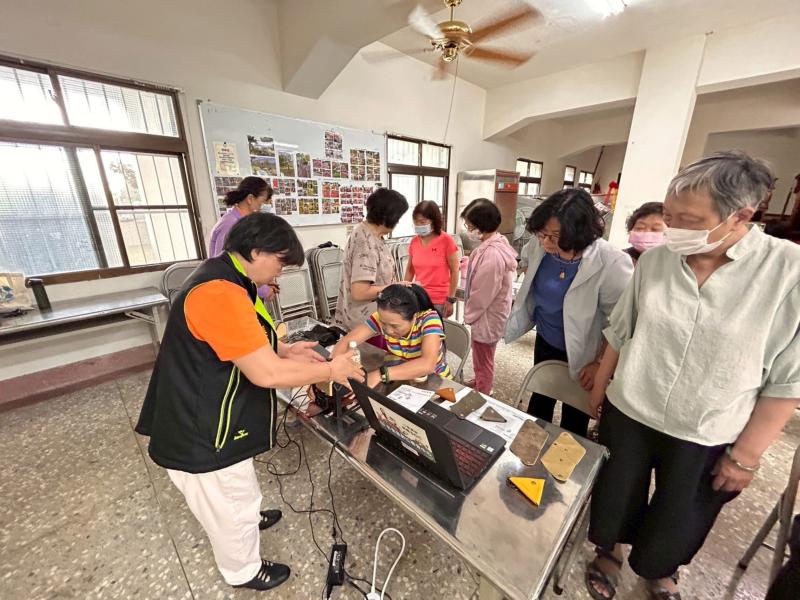 大家用雷雕機在皮革上雕刻出自己的數位設計，每刻一刀都像是在給自己的作品注入靈魂