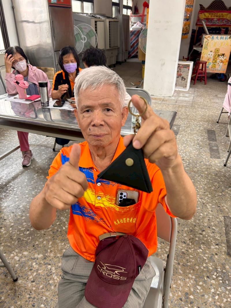 興奮得手舞足蹈