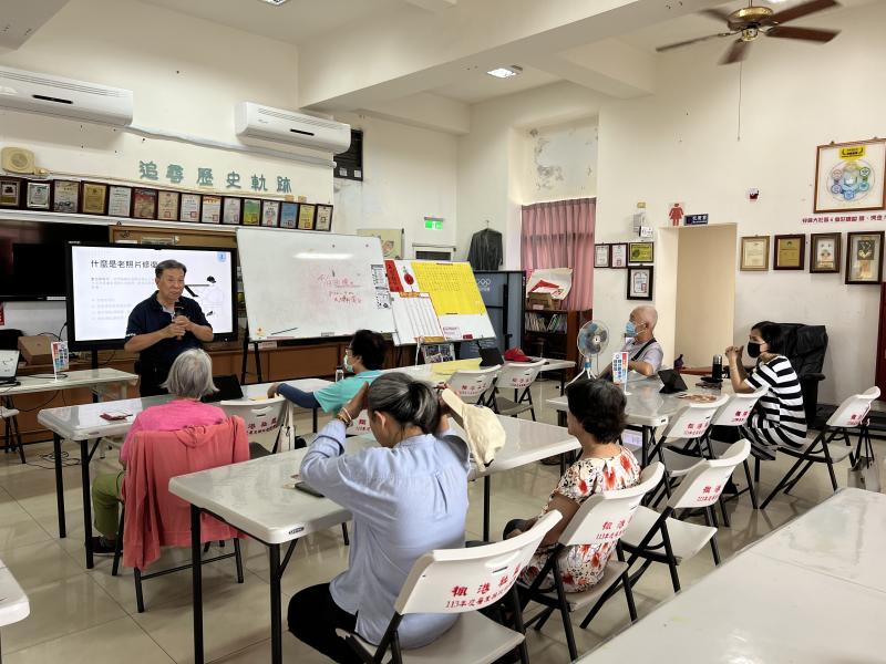 學習如何使用手機將珍貴的舊照片拍照或掃描，轉換成數位格式以永久保存。讓舊照片，重溫過往記憶。