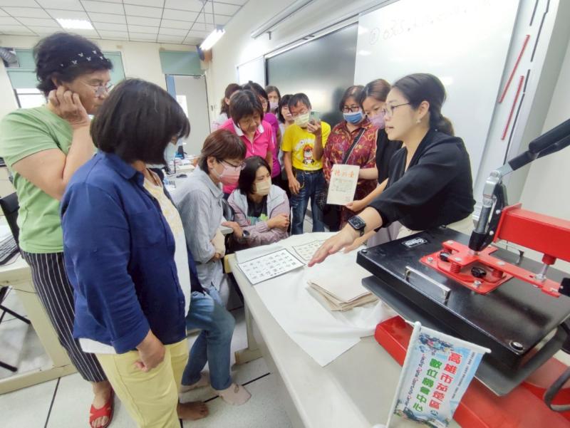 講師有耐心地講解課程中會使用的軟硬體設備。