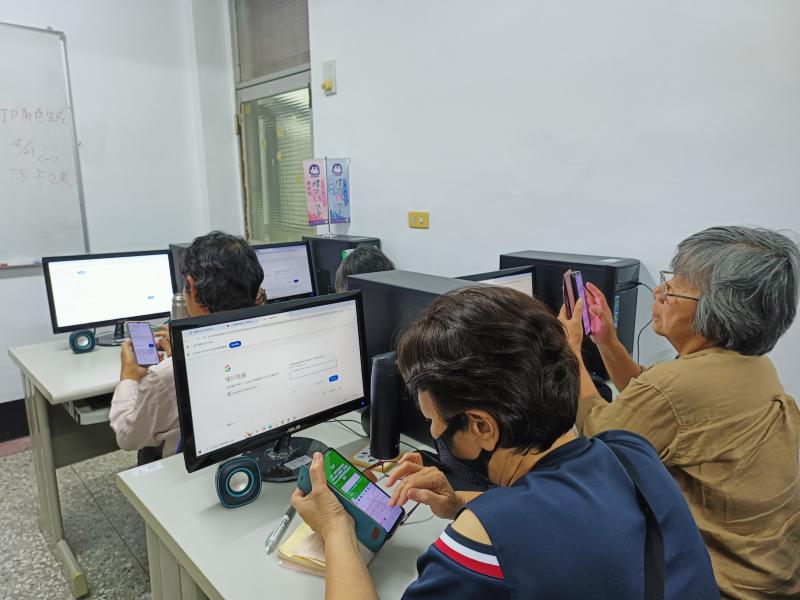 學員學習如何在網路上搜尋與辨識正確的健康資訊，提升自主學習能力。