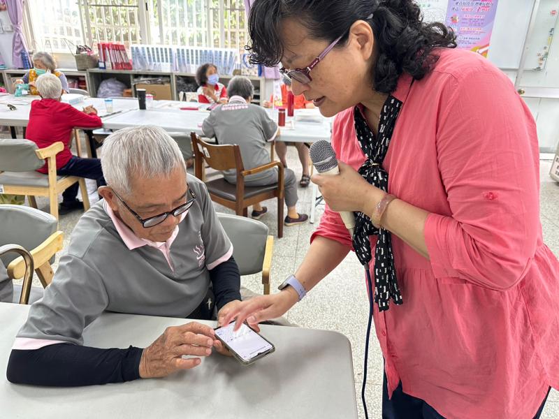 講師親自示範軟體應用功能展示於學員