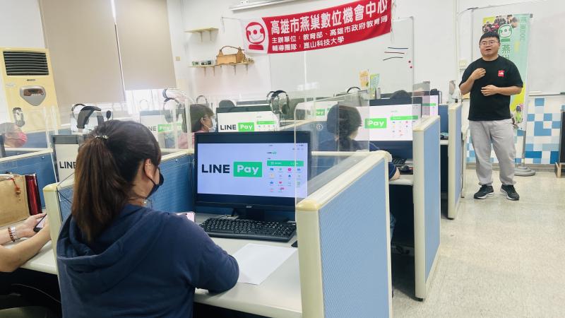 電子支付已成為現代生活中不可或缺的一部分，課堂上老師一一講解電子支付帶來哪些便利 1.節省時間與精力  2.消費管理更精準培養良好理財習慣  3.享受許多電子支付平台會提供點數回饋、折扣等促銷活動