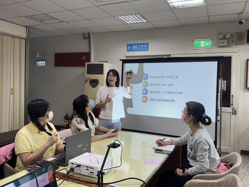 4月15日於花蓮市立圖書館樂齡館舉行由忻筱婷老師授課的「像素設計繪圖教學」。