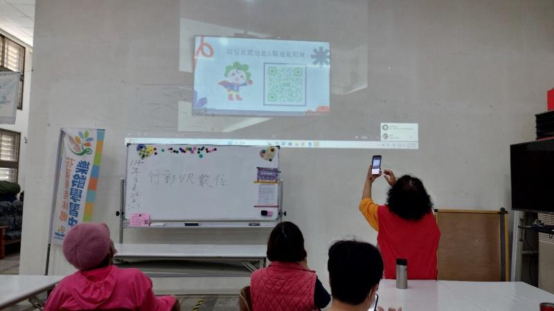 用數位科技與數位關懷陪伴長輩。