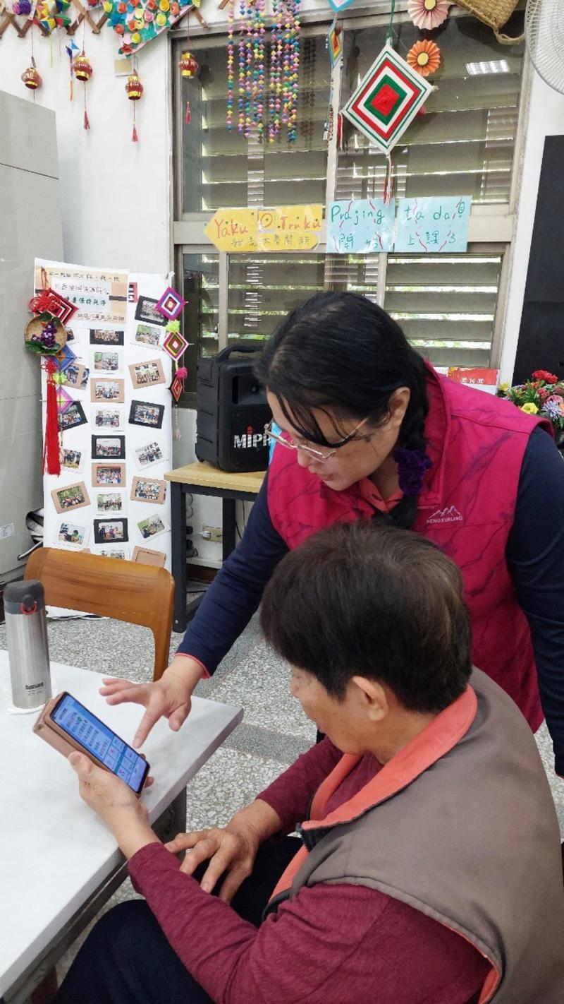 用平板播放銀髮健身影片讓長輩動一動