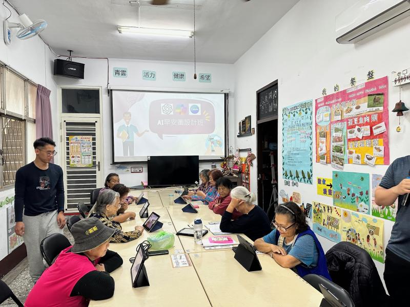 講師介紹AI圖像生成概念與應用，協助長輩安裝APP，學員們專注聽講，開始體驗數位創作的樂趣。