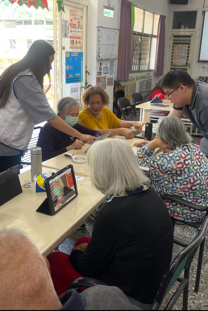 學員透過輸入提示語句練習AI繪圖，產出風格多變的圖像，現場氣氛熱烈，創意交流不斷。