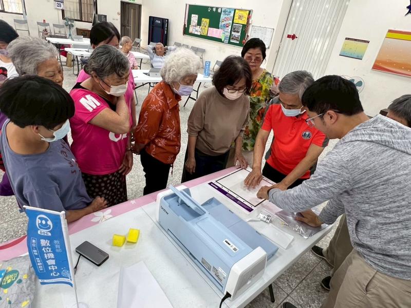 長輩學員第一次看到裁藝機,很好奇。