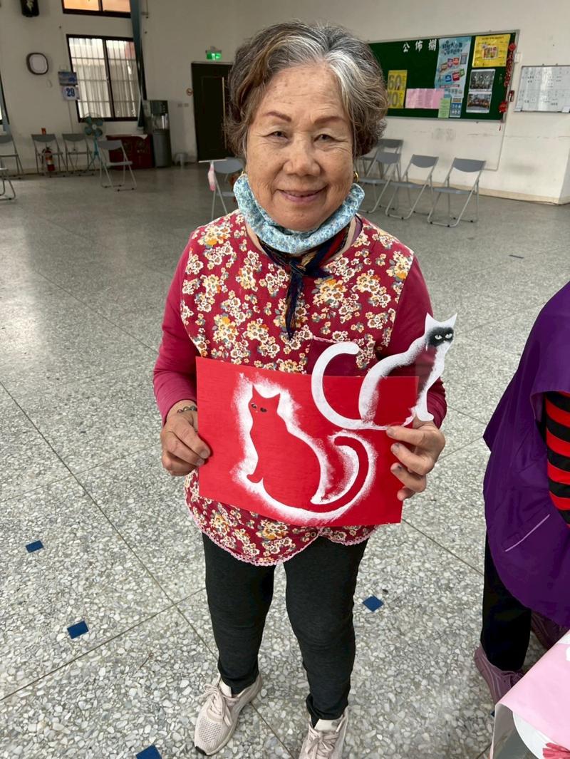 將作品一幅幅呈現出來，學員們覺得很開心，也很有成就感呢!