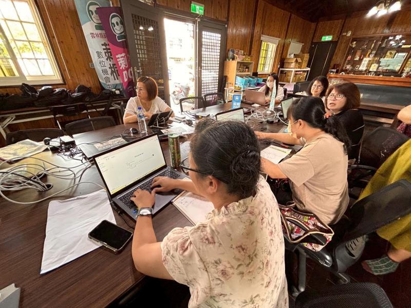 想像一下，錄音室裡回蕩著你們的笑聲與故事，還有那個獨特的Logo悄悄地出現，真是太神奇了！