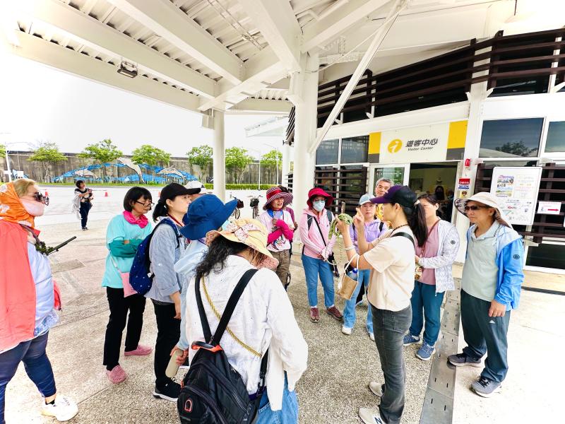 老師先為大家說明拍攝短影音手機畫面如何呈現，以及使用手機拍攝時穩定畫面應該如何運鏡，也帶著學員先拍攝遊客中心的建築和周邊景物來練習，藉由練習大家也可以熟悉接下來在滯洪池的拍攝方法，根據自己想呈現的風格來搜集影片剪輯需要的素材！