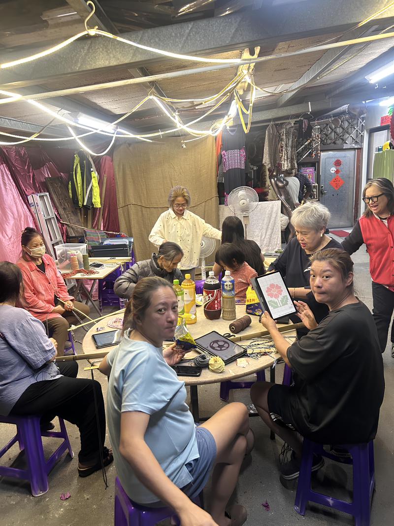 學員利用數位工具進行製作前構圖