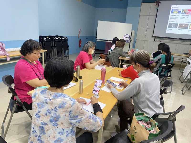 善用影片資源可以讓我們輕鬆和社區長青族們動起來喔！