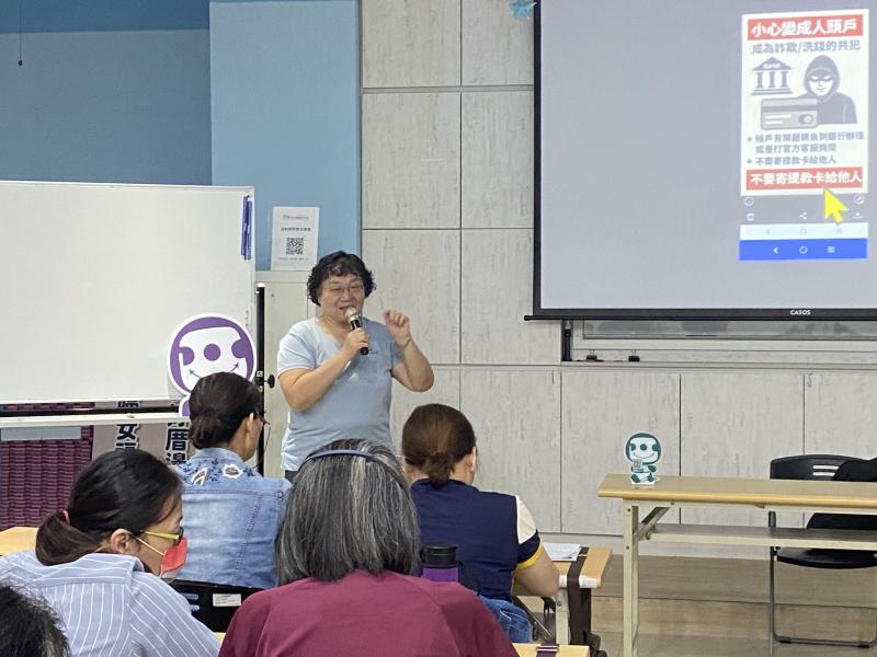 學員們以常見詐騙手法為主題製作一頁海報上臺宣講