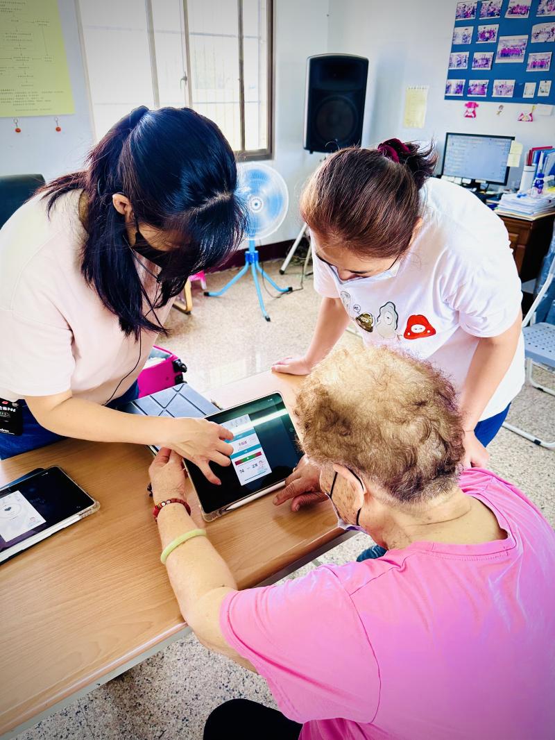 老師先透過簡單易懂的APP小遊戲讓大家熟悉平板的操作，接著帶長輩們作益智的APP小遊戲，透過益智小遊戲訓練手眼腦的思考、觀察、反應能力，課程中也帶大家使用健康相關APP，透過APP當下的監測可以了解自己的心跳與心率的數值，來反映身體健康狀況
