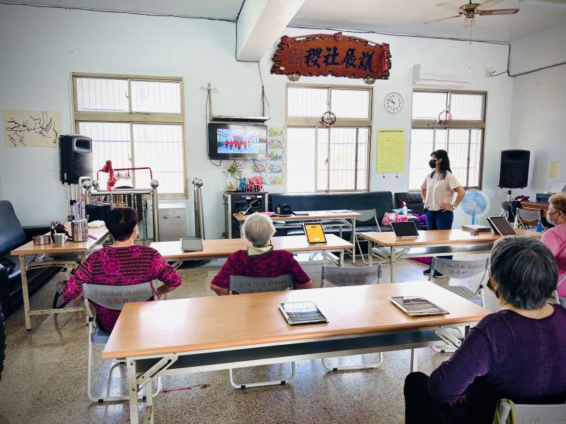 此次課程老師也帶著社區長輩一起做身體健康操及舞蹈律動來活動身體，讓長輩不只是動動手指而以，還能活動全身!  社區據點及志工都反映課程豐富，藉由數位科技的發展來學習，幫助老人家更加了解資訊世界的神奇。