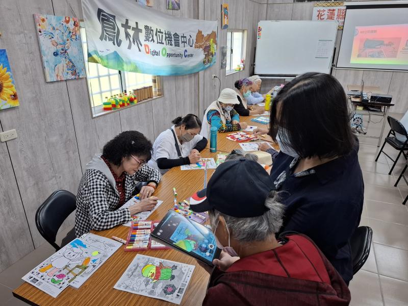 講師協助學員使用APP體驗AR擴增實境