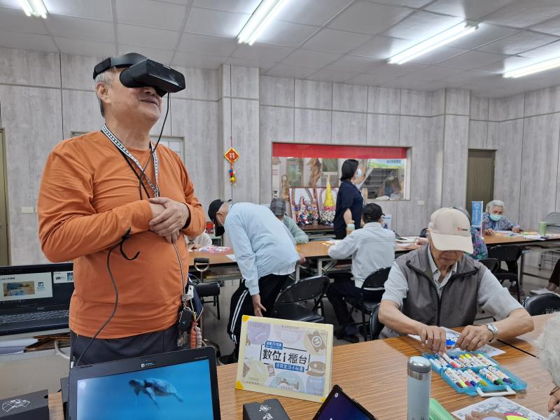 學員體驗VR頭戴式眼鏡感受虛擬實境