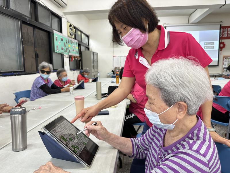 學員互相協助操作益智遊戲