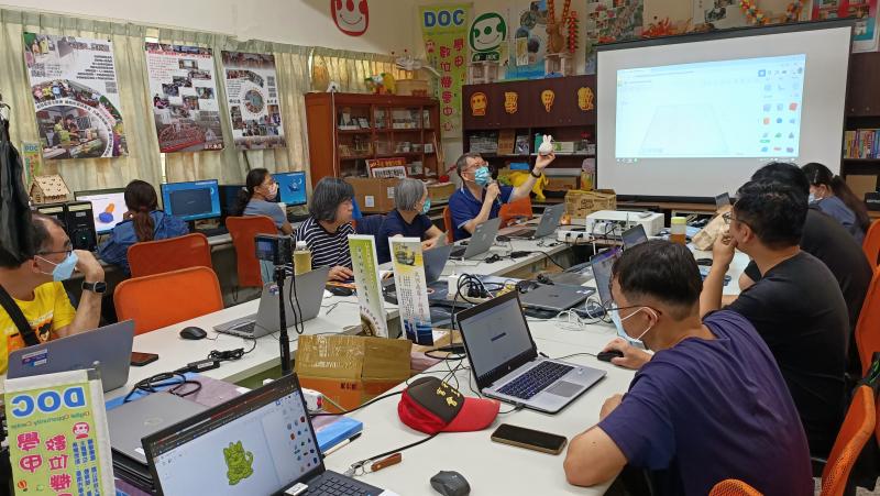 介紹3D列印基礎概念與應用，透過Tinkercad線上平台，讓學員了解簡易建模操作，開啟數位創作的第一步。