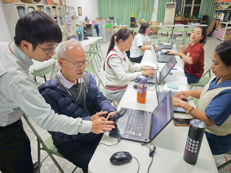 對於年紀較大的學員，講師更是耐心地一對一教學，不厭其煩地說明每一步驟。從打開AI對話視窗、輸入問題，到產出一段文字，學員慢慢摸索中也露出成就感的微笑。這堂課不只學會工具，更讓高齡學員重拾信心，發現自己只要會用工具，效率並不輸給年輕人!