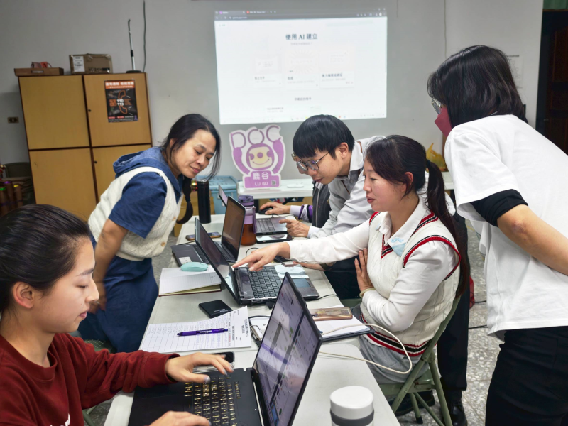 學員們打開電腦開始練習操作AI工具，像是ChatGPT、Gamma等等。課堂上大家互相討論怎麼下指令、怎麼讓AI幫忙整理重點，氣氛非常熱絡。講師則穿梭在學員中間協助解答，讓大家都能上手完成自己的提案草稿，學員也有際此機會透過AI工具完成自己