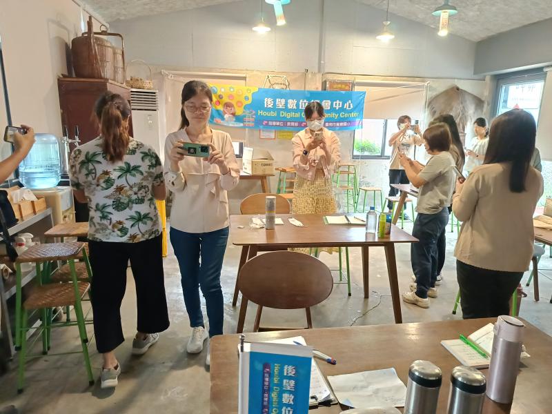 學員試著運用老師指導的攝影方式