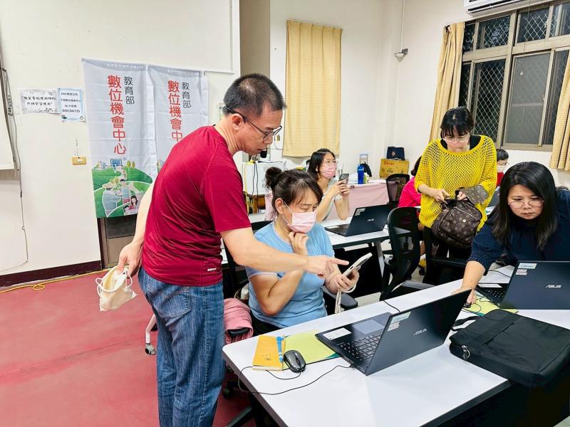 老師很用心，將課程內容多元又豐富，讓同學可以學到多種不同軟體融合，大家可以善加利用。