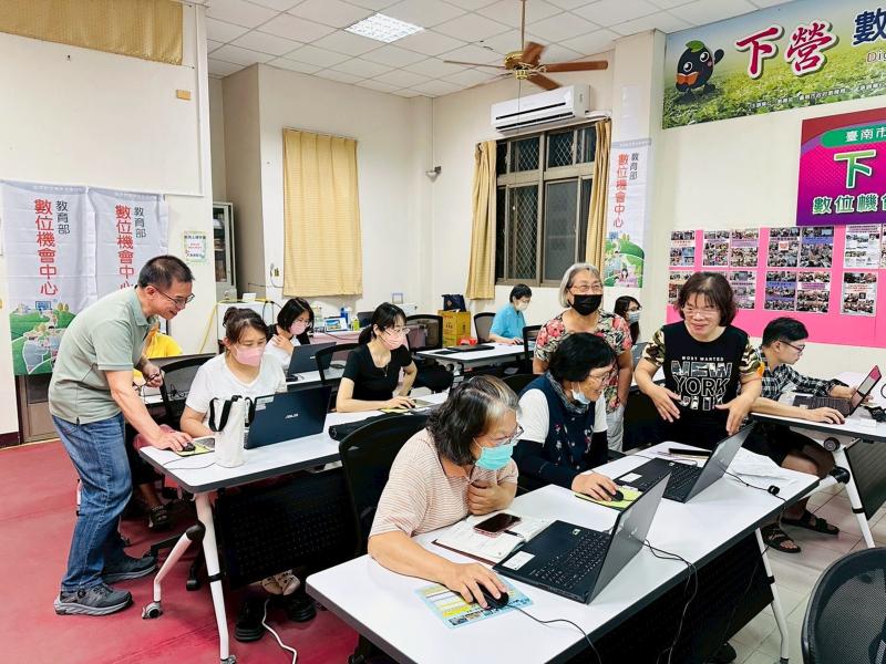 這次來上課的同學都很認真學習，也都主動會協助還不太會的同學，這樣的上課氛圍真的好棒。相信大家都收穫滿滿