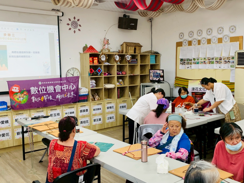 南澳數位機會中心於昨日4月22日來到 #澳花文健站，與長輩們一起體驗了一場融合手作與數位科技的美好課程