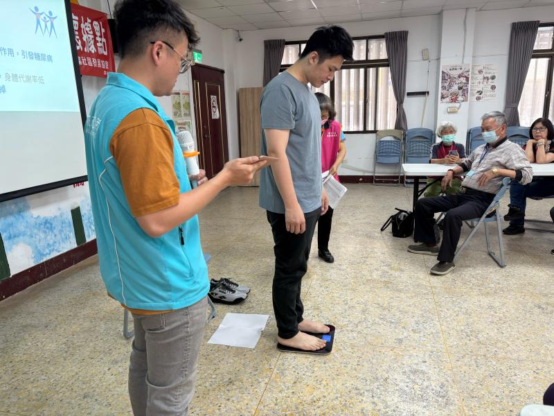 透過智慧體脂計APP，學員實際操作量測體組成，了解自己身體的各項數據。