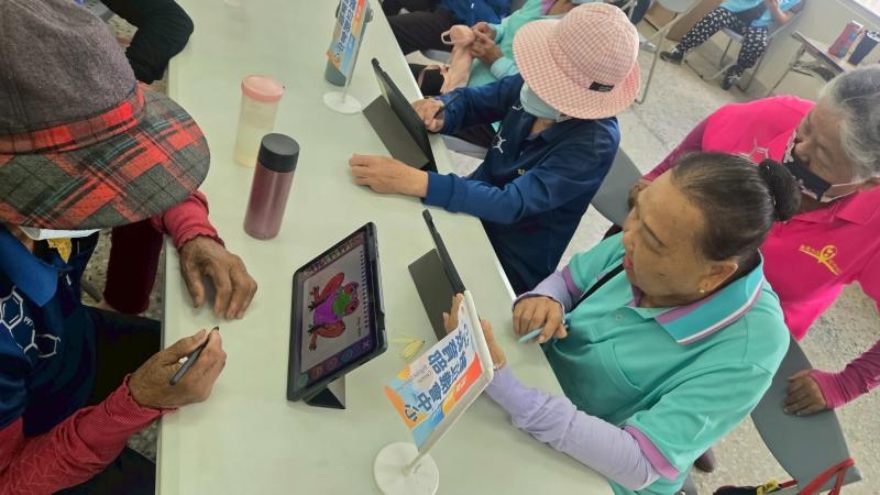 數位小幫手協助長輩使用平板電腦進行畫圖，將中心想說的事情，藉由繪畫依依呈現，從配色到線條繪製天馬行空的畫出，每個長輩都好專注學習。