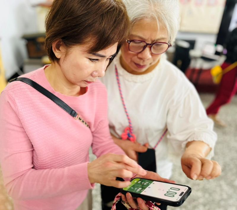 114年大林DOC造嘎那盃課程-講師協助民眾下載馬拉松世界APP