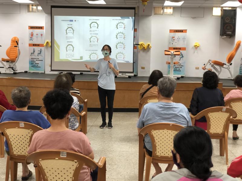 大家一起認識了智慧運動設備的操作技巧和背後的健康數據。 學員們學會怎麼透過簡單的操作，就能幫助長輩設計個人化健康促進計畫，讓科技成為社區照顧的神隊友！