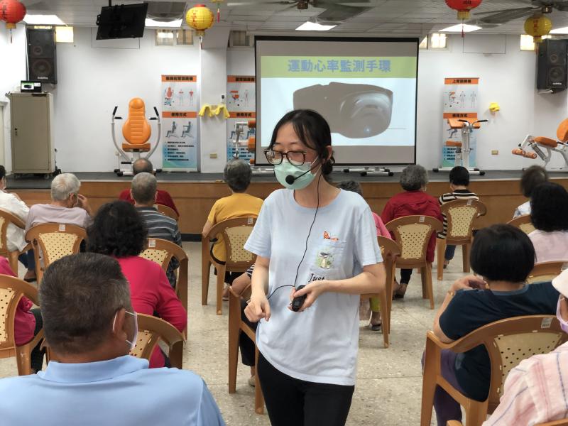 什麼是運動心率監測手環？戴上它，就像有個隨身教練陪你運動，今天學員們不只認識這項智慧小工具，還親自操作體驗，未來就能協助長者輕鬆掌握身體狀況！ 一起打造高效率、低壓力的健康促進活動，社區活力滿點！