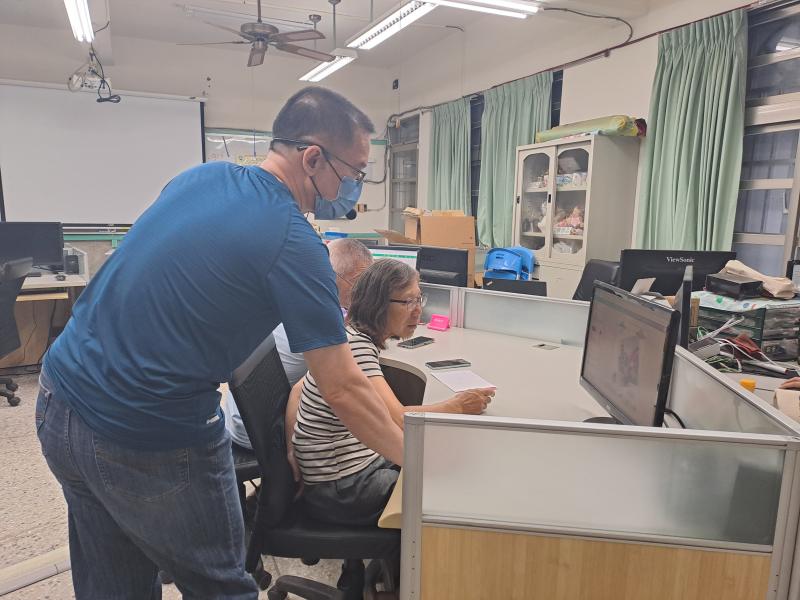 學員遇到困難老師幫忙解決問題