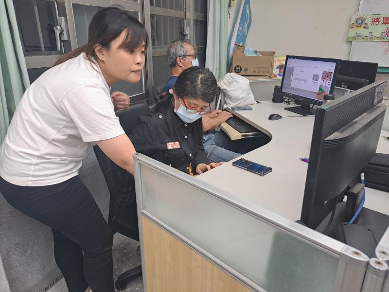 輔導員芳諭課堂上協助老師幫忙學員問題。