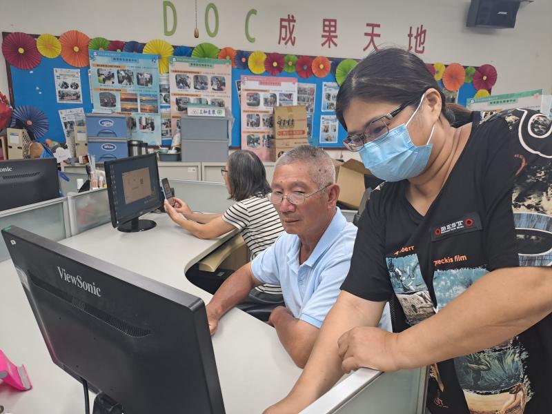 學員互相幫忙協助跟不上的同學