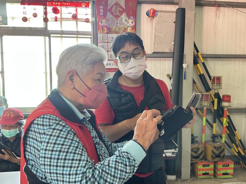 老師指導操作手機功能