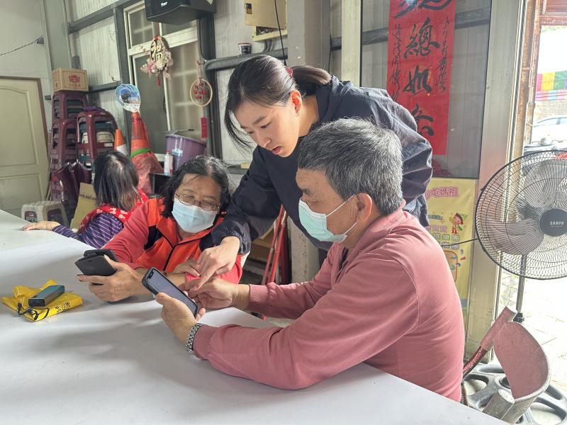 詩涵照顧服務員於現場熱心協助