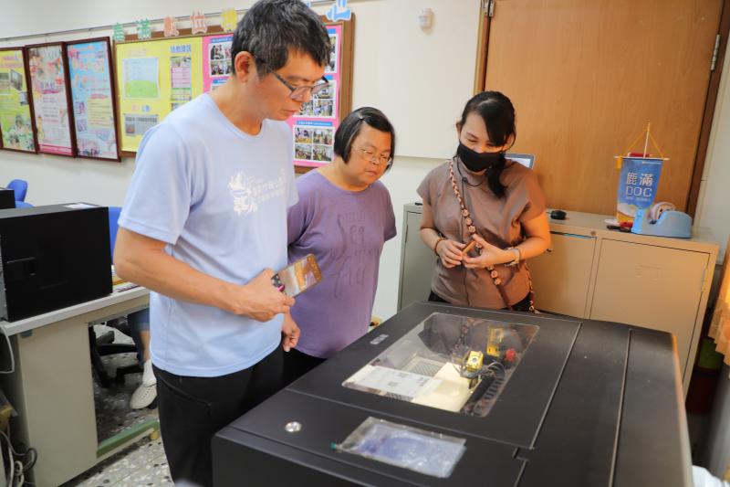 講師指導學員操作雷雕機