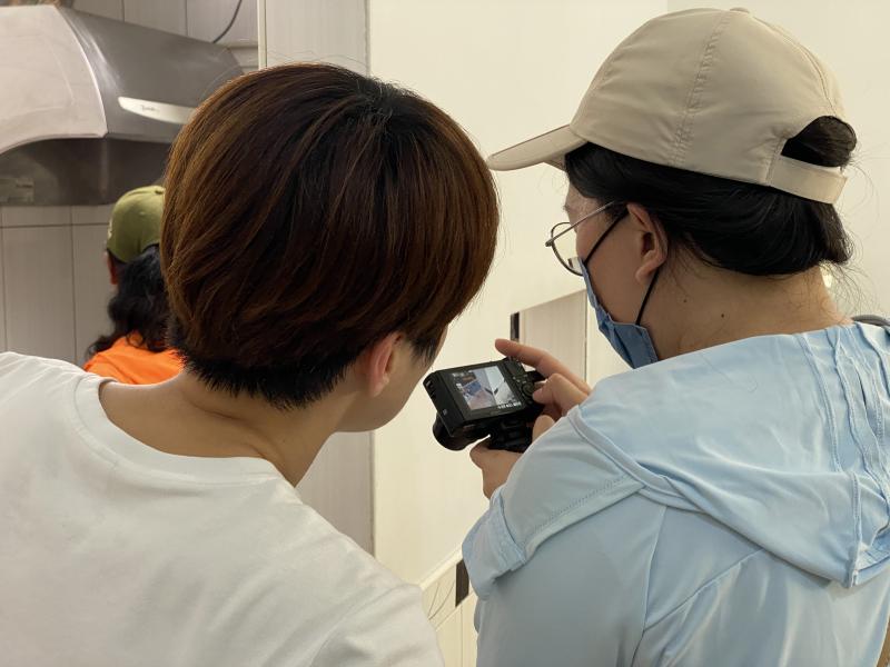 與攝影講師討論，錄影和拍攝的感光ISO值的差別性，也須注意室內外的區別。