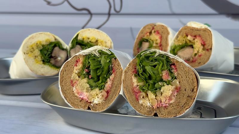 善用鏡頭的景深遠近，讓層層堆疊的料理食材，繽紛色彩與豐富口感，更能完整吸引民眾的目光。